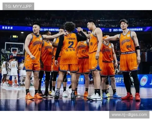 上海男篮迎战八一双鹿全力争胜展现球队实力与团结精神